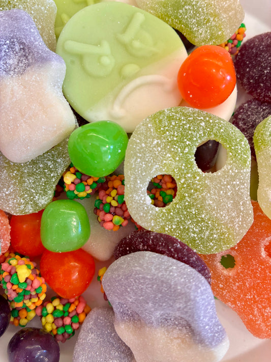 Giddy’s Witches’ Brew Halloween gummy mix with 1 lb of sweet and sour candy